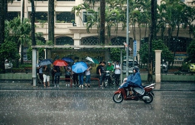 Hà Nội mưa to cục bộ, một số tỉnh có nguy cơ lũ quét