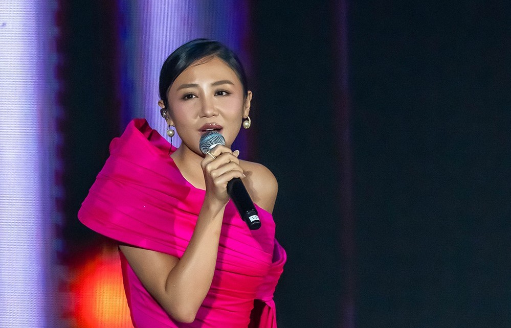 Văn Mai Hương biểu diễn hit “Đại minh tinh” tại sự kiện quốc tế