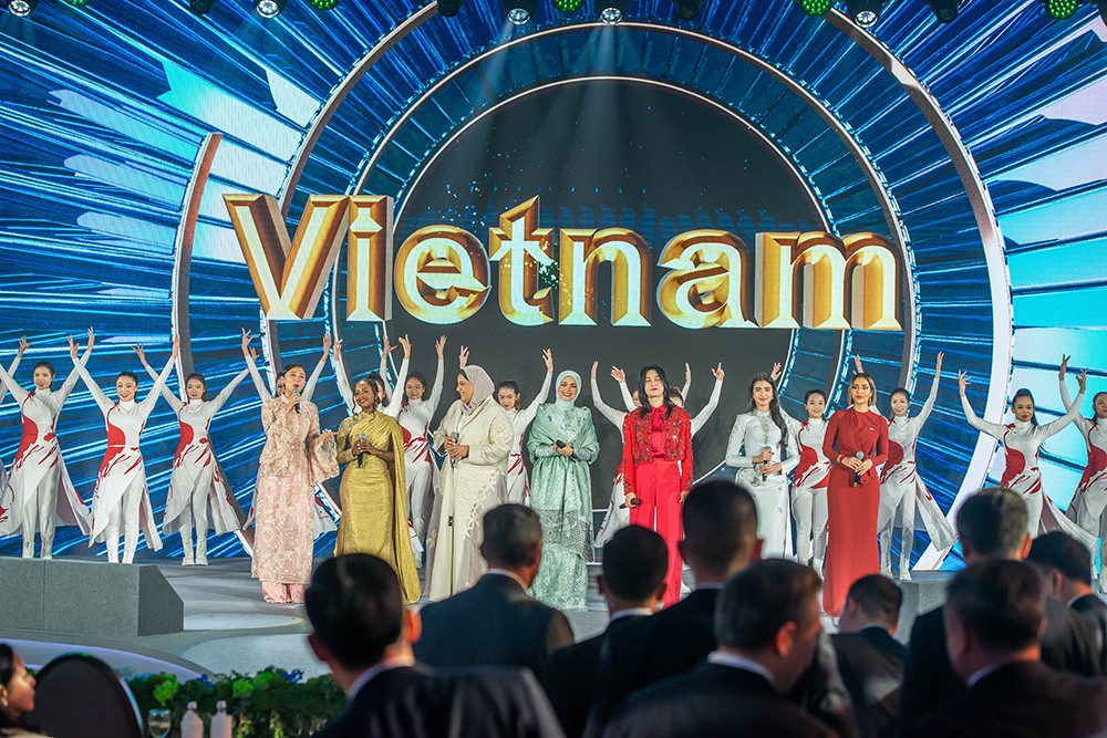 Văn Mai Hương biểu diễn hit “Đại minh tinh” tại sự kiện quốc tế