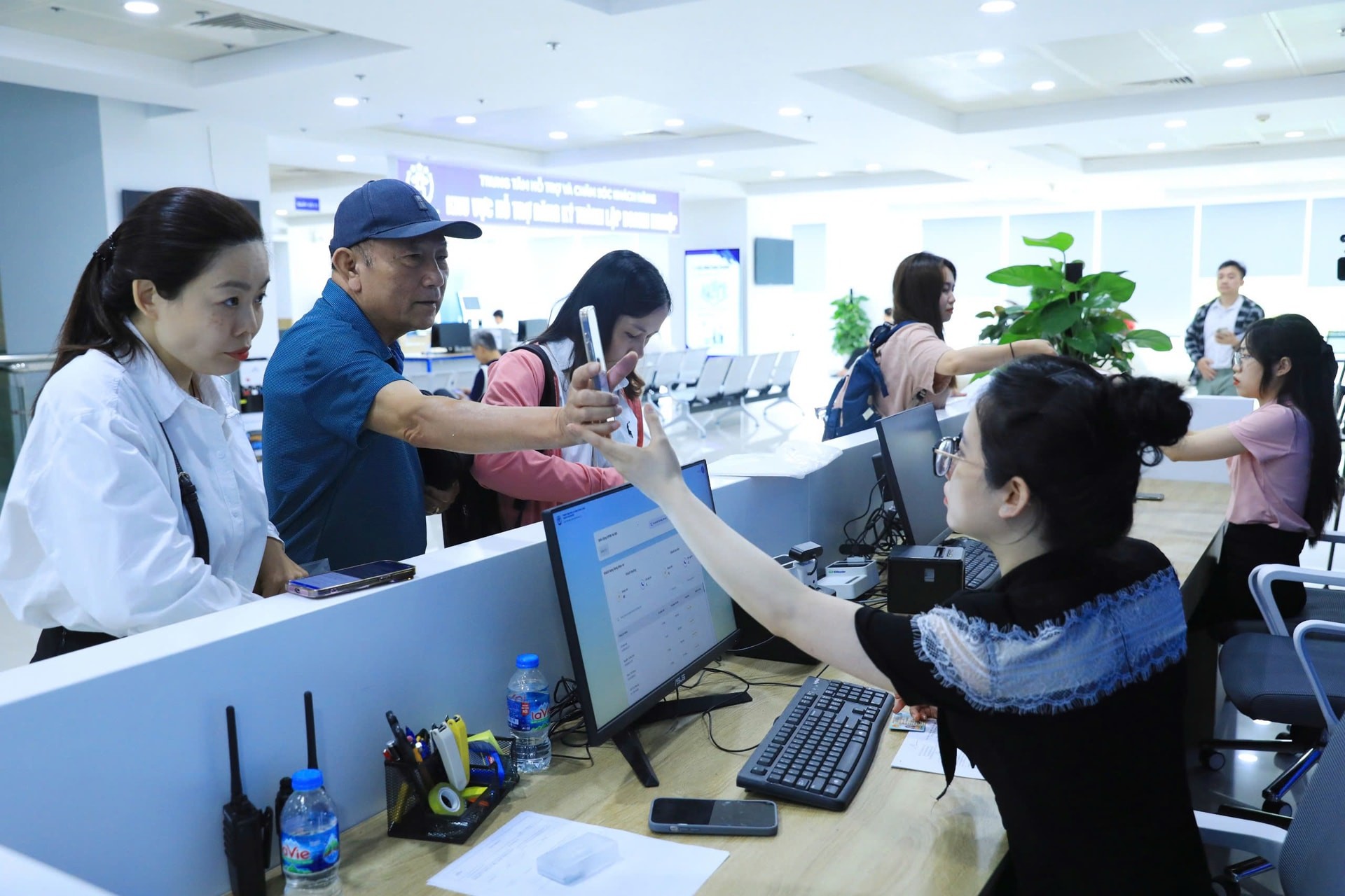 Thí điểm xây dựng hệ thống hỗ trợ trực tiếp, trực tuyến về TTHC