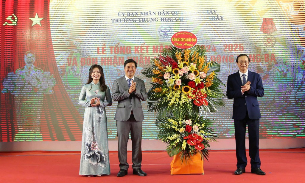 Trường THCS Cầu Giấy đón nhận Huân chương Lao động hạng Ba