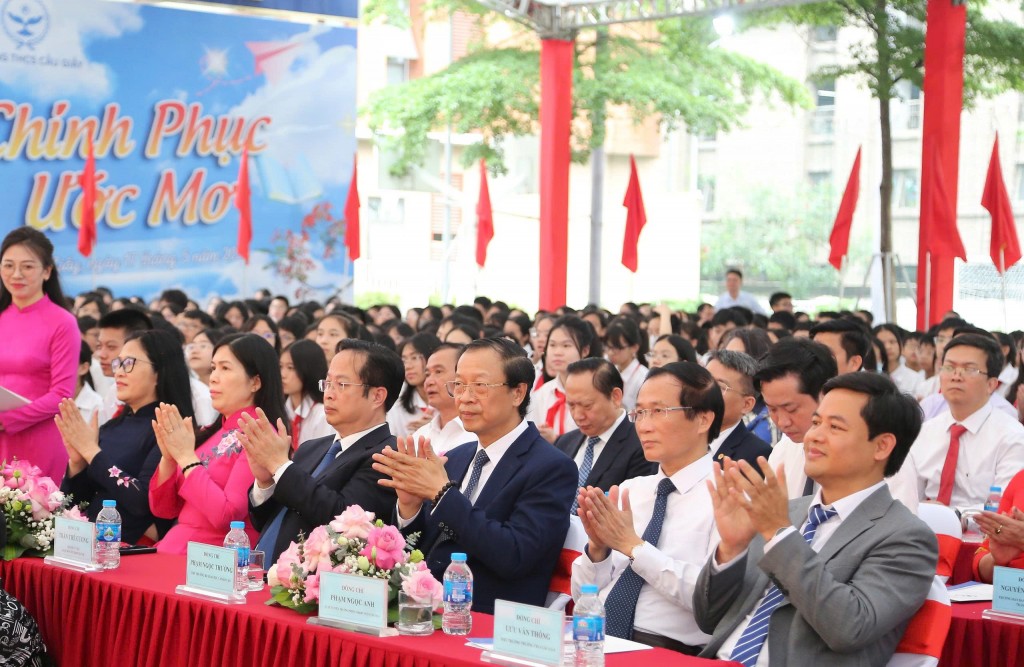 Các đại biểu tham dự lễ bế giảng năm học và đón nhận Huân chương Lao động hạng Ba của Trường THCS Cầu Giấy
