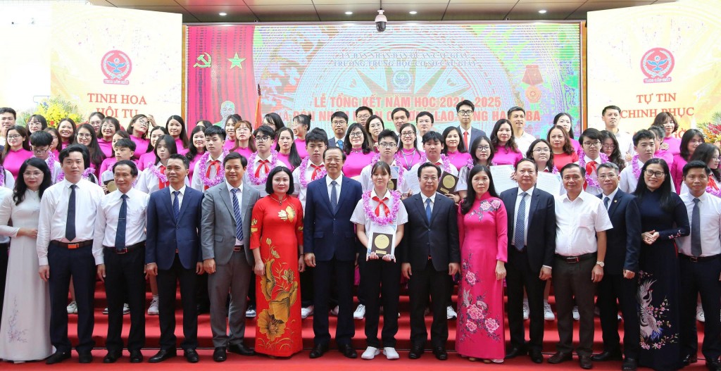 Trường THCS Cầu Giấy đón nhận Huân chương Lao động hạng Ba