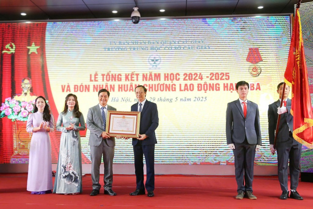 Trường THCS Cầu Giấy đón nhận Huân chương Lao động hạng Ba