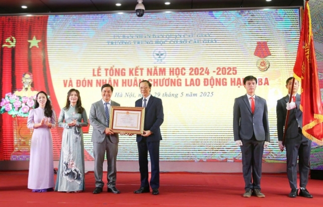 Trường THCS Cầu Giấy đón nhận Huân chương Lao động hạng Ba