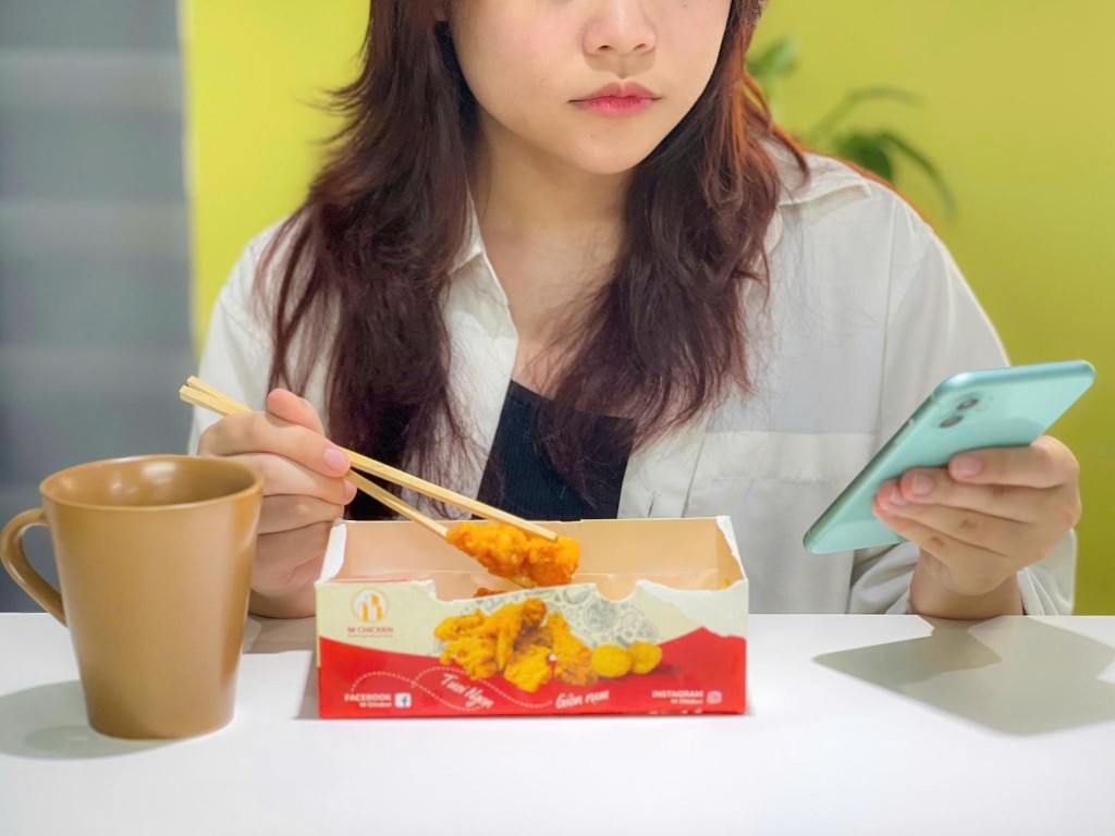 Người dùng thoải mái thưởng thức bữa ăn một mình chỉ với 39.000đ