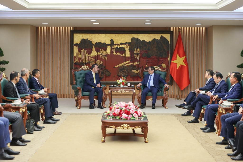 Nhất trí với ý kiến của Thủ tướng Phạm Minh Chính, nhất là về việc nâng quy mô Quỹ đầu tư Việt Nam – Oman, Phó Chủ tịch Al Harthi cho biết, Oman có thể trở thành cửa ngõ để Việt Nam vào Trung Đông; OIA cam kết sẽ tăng cường hơn nữa hợp tác với các đối tác Việt Nam - Ảnh: VGP/Nhật Bắc