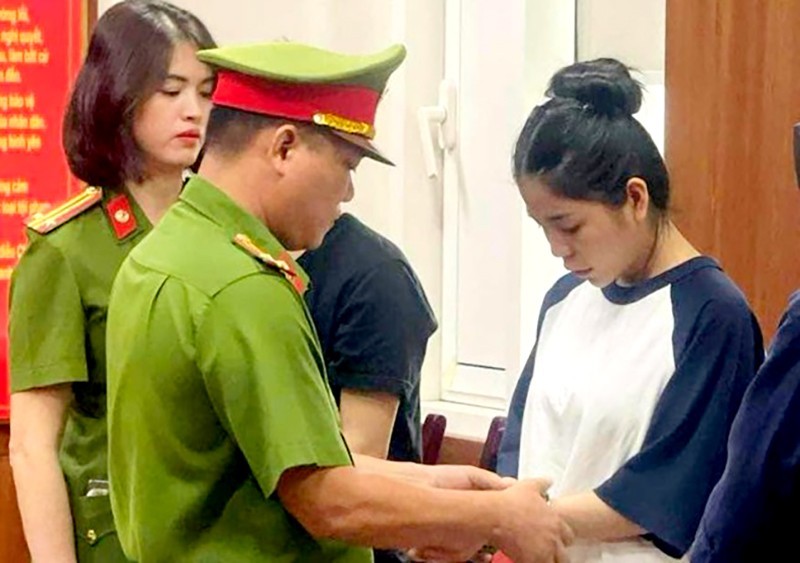 Cơ quan điều tra tống đạt các quyết định tố tụng với Nguyễn Thị Thái Hằng (Hằng Du Mục) và ông Phạm Quang Linh (Quang Ling Vlogs)