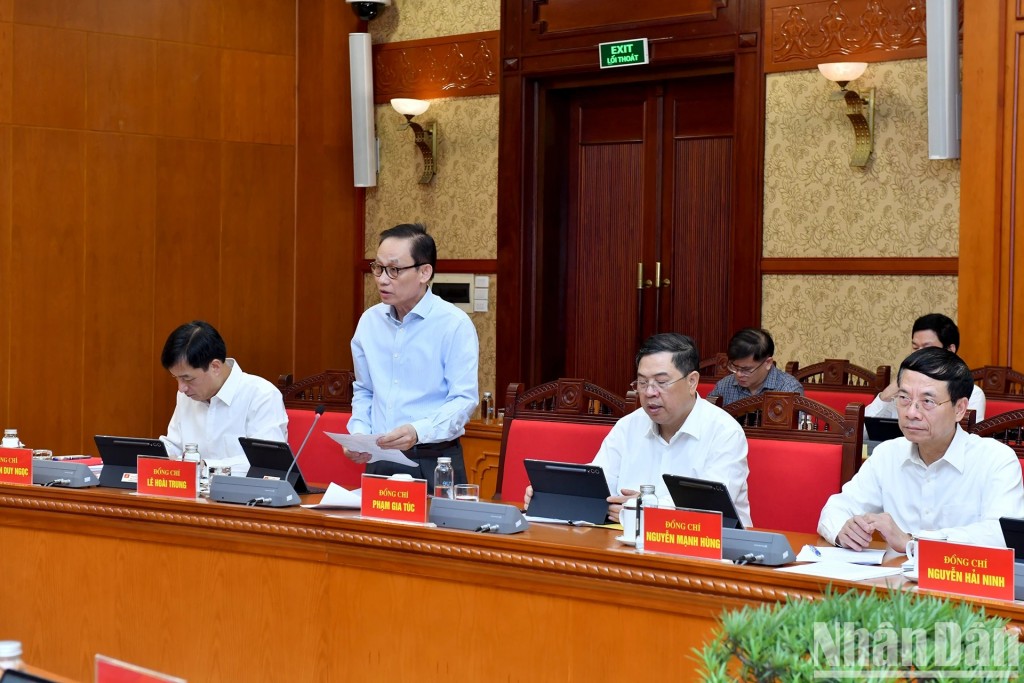 Đồng chí Lê Hoài Trung, Bí thư Trung ương Đảng, Chánh Văn phòng Trung ương Đảng phát biểu tại phiên họp.