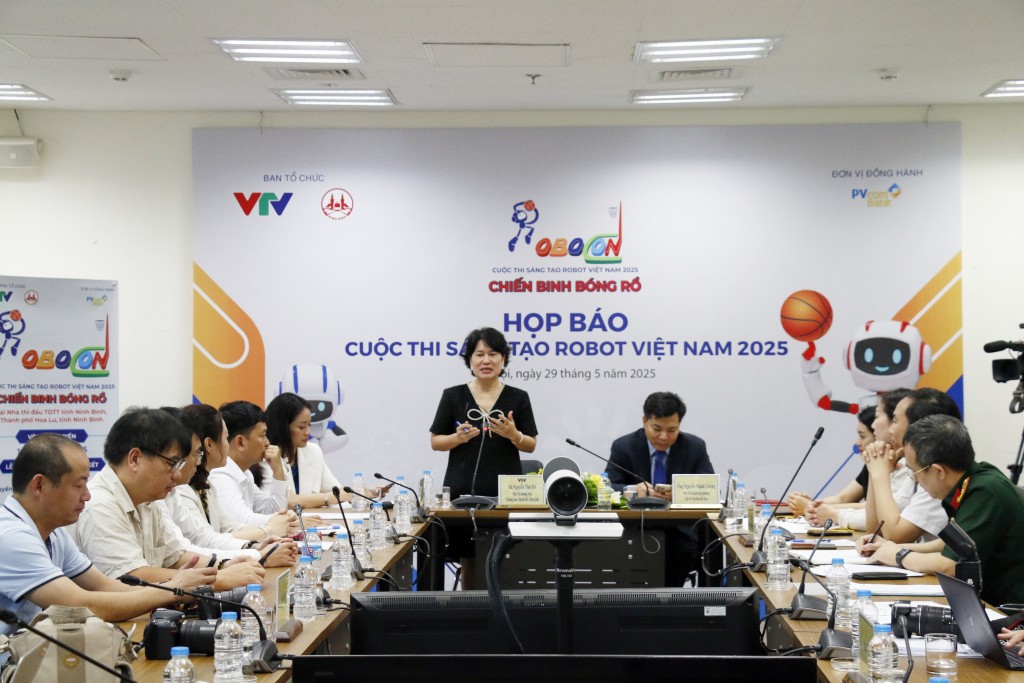 Nhà báo Nguyễn Thu Hà, Trưởng Ban Chuyên đề - Khoa giáo VTV, Phó Trưởng Ban Thường trực Ban Tổ chức thông tin về Robocon Việt Nam 2025
