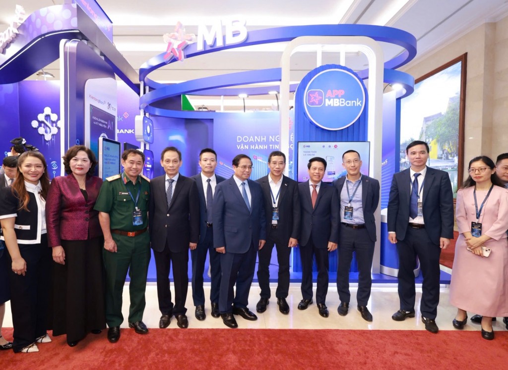 MB đón Thủ tướng tham quan không gian công nghệ trong sự kiện Chuyển đổi số 2025...