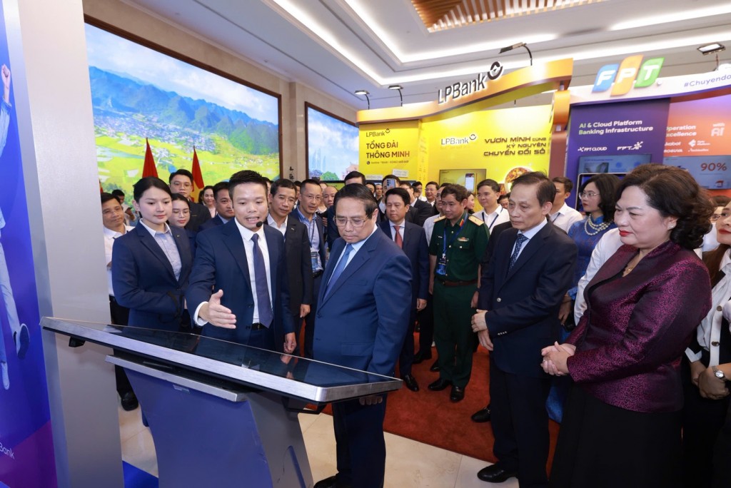 MB đón Thủ tướng tham quan không gian công nghệ trong sự kiện Chuyển đổi số 2025...
