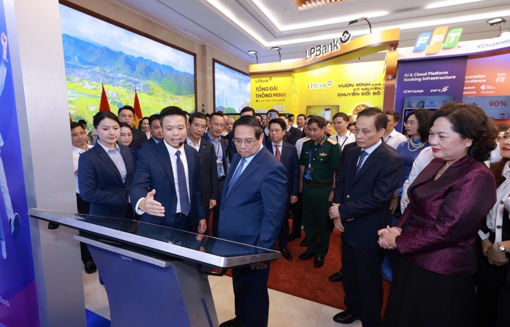 MB đón Thủ tướng tham quan không gian công nghệ trong sự kiện Chuyển đổi số 2025...
