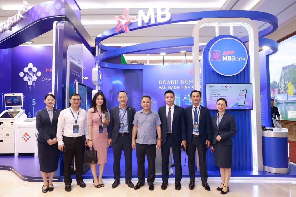MB đón Thủ tướng tham quan không gian công nghệ trong sự kiện Chuyển đổi số 2025...