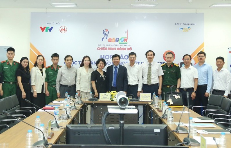 PVcomBank đồng hành "thắp sáng" đam mê sáng tạo Robot cho Ét-vê Việt Nam