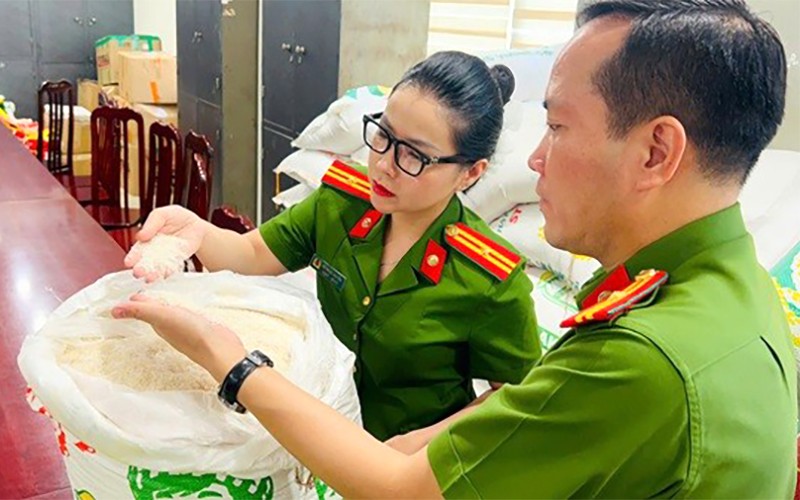 Cơ quan công an kiểm tra số gạo giả nhãn mác nổi tiếng