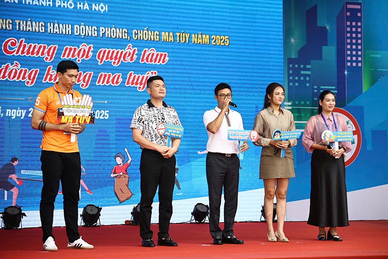 Buổi lễ có sự tham dự của tuyển thủ quốc gia Đoàn Văn Hậu cùng các nghệ sỹ, diễn viên tham dự chương trình