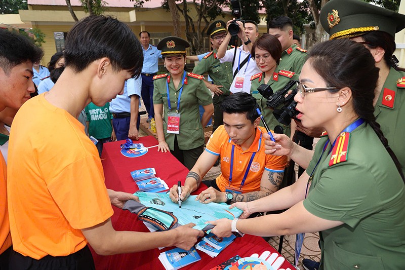 Cầu thủ Đoàn Văn Hậu tặng chữ ký cho các em học sinh