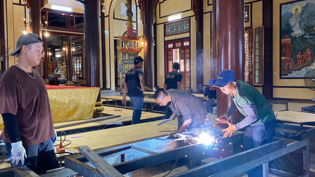 Khu vực lễ đài, không gian an vị xá lợi, chiêm bái và lễ nguyện đã thành hình với sự góp sức tích cực của đông đảo tăng ni, Phật tử