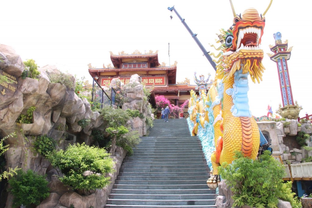Lối lên chánh điện được thiết kế hai con rồng chầu
