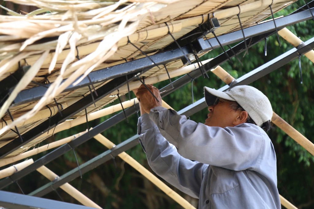 Hơn 2.000 người đến từ nhiều tỉnh, thành phố ở miền Trung tham gia quét dọn sân chùa, kê bàn ghế, treo cờ phướn, lau tượng