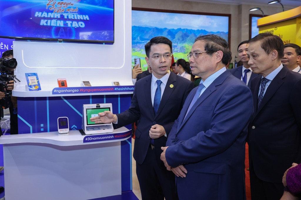 Thủ tướng tham quan gian trưng bày chuyển đổi số của KienLongBank - Ảnh: VGP/Nhật Bắc