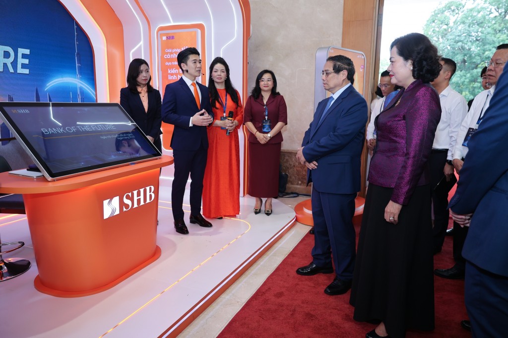 Thủ tướng nghe đại diện Ngân hàng SHB trình bày về tình hình chuyển đổi số của ngân hàng - Ảnh VGP/Nhật Bắc