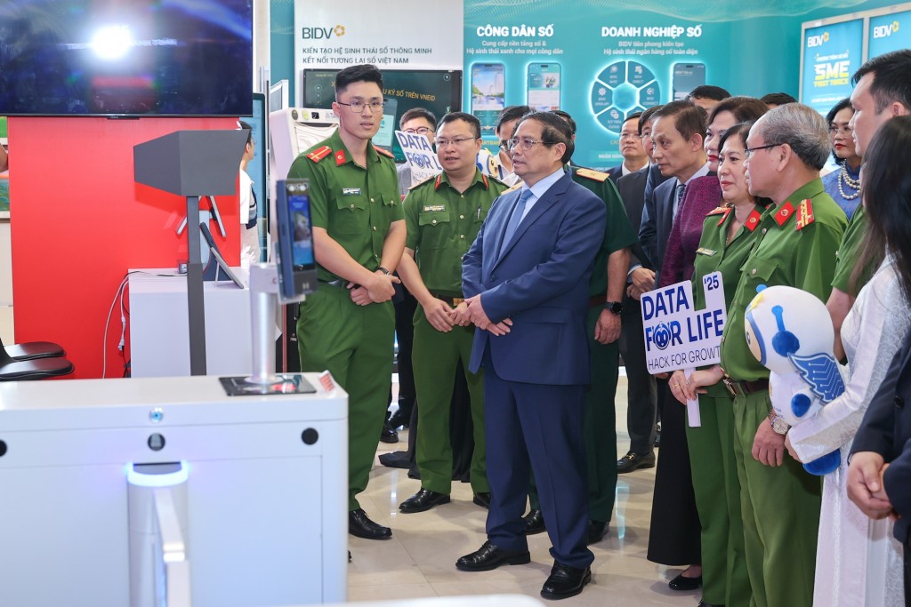 Thủ tướng tham quan gian trưng bày chuyển đổi số của C06 - Ảnh: VGP/Nhật Bắc