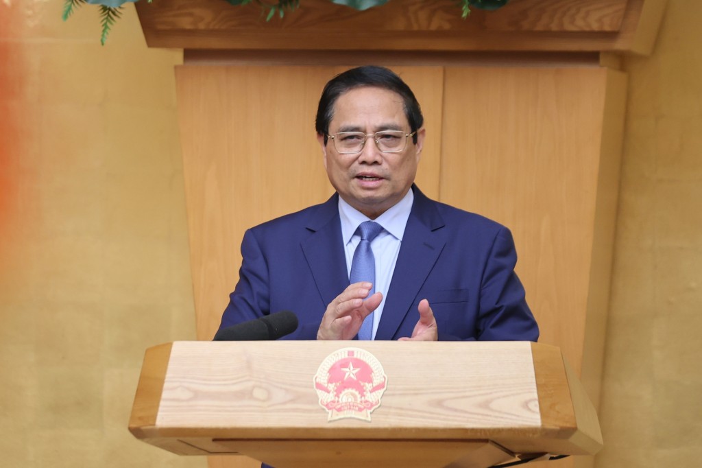 Thủ tướng nhấn mạnh một số vấn đề có tính nguyên tắc để các bộ, ngành tiếp tục rà soát, hoàn thiện các nghị định; phân cấp, phân quyền đi đôi với phân bổ nguồn lực, nâng cao năng lực thực thi của cấp dưới, thiết kế công cụ để tăng cường kiểm tra, giám sát, kiểm soát quyền lực - Ảnh: VGP/Nhật Bắc