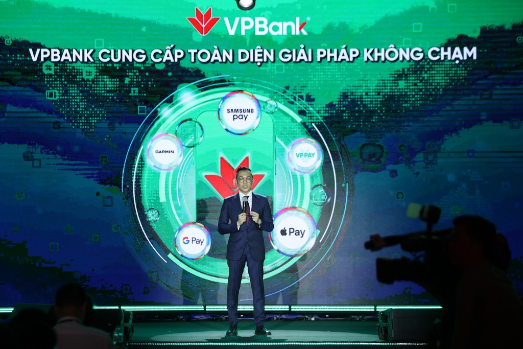 Đại diện VPBank trình bày giải pháp chuyển đổi số - Ảnh: VGP/Nhật Bắc