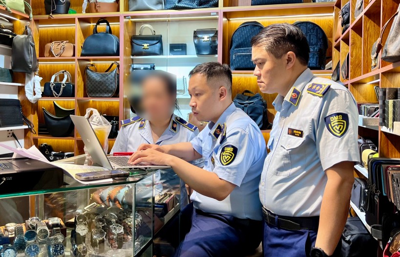Đột kích Saigon Square, thu giữ hàng nghìn sản phẩm nghi giả mạo