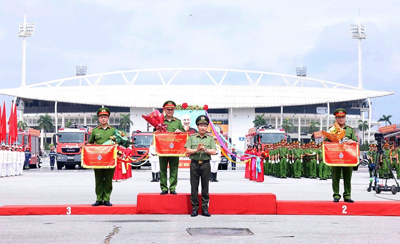 Trung tướng Lê Văn Tuyến, Thứ trưởng Bộ Công an khen thưởng các đội tuyển giành Giải Nhất, Nhì, Ba toàn đoàn