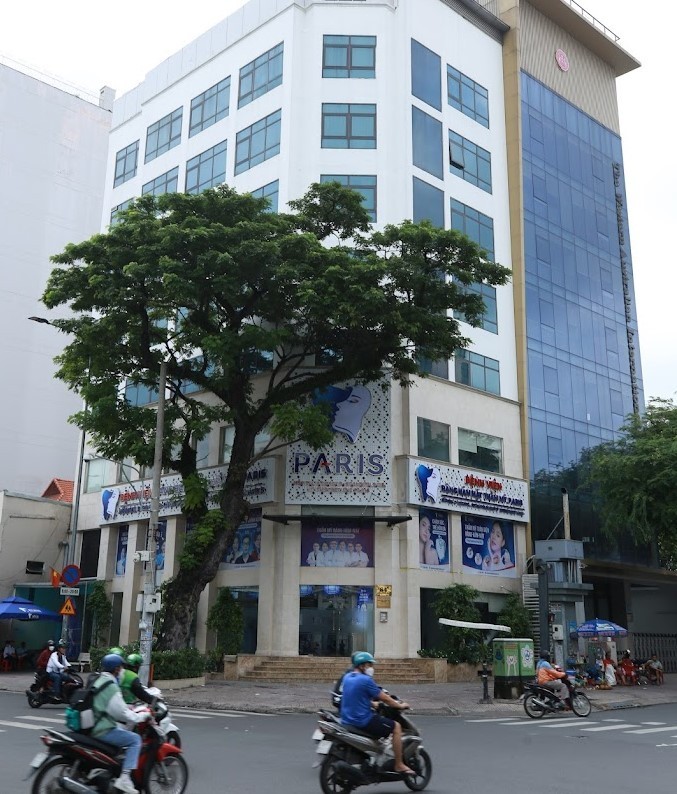 Sở Y tế TP Hồ Chí Minh đã có văn bản yêu cầu Bệnh viện Răng hàm mặt Thẩm mỹ Paris tạm ngưng việc thực hiện các thủ thuật, phẫu thuật cho đến khi có kết luận của cơ quan chức năng sau sự cố y khoa khiến một nữ bệnh nhân tử vong