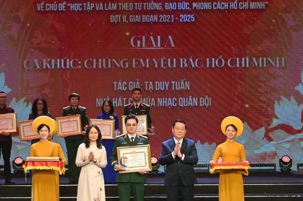 Nhạc sĩ Tạ Duy Tuấn nhận giải A Giải thưởng sáng tác, quảng bá tác phẩm văn học nghệ thuật, báo chí về chủ đề “Học tập và làm theo tư tưởng, đạo đức, phong cách Hồ Chí Minh”