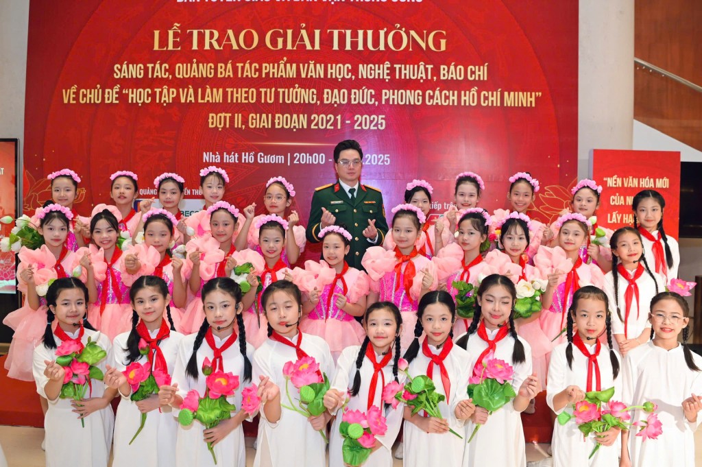 Nhạc sĩ Tạ Duy Tuấn và các em thiếu nhi