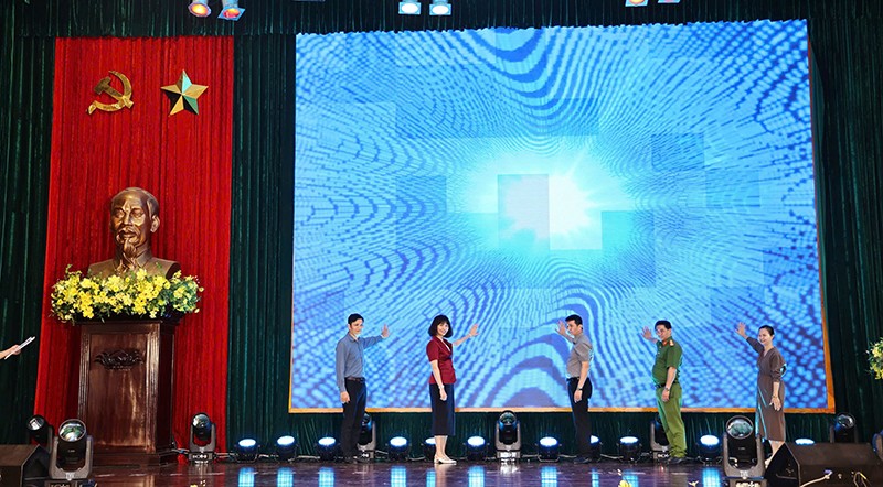 Các đại biểu thực hiện nghi thức bấm nút phát động “Phong trào bình dân học vụ số”