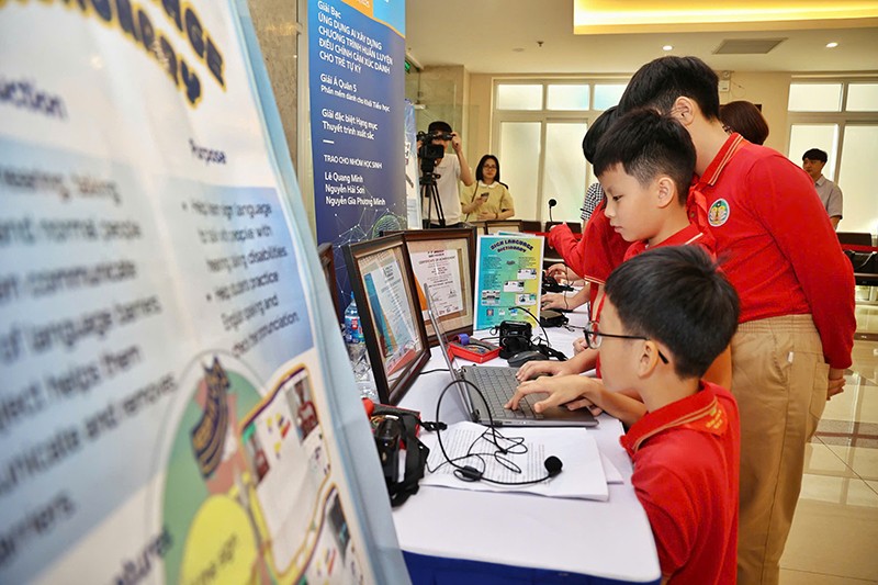 Đoàn viên thanh niên, các em học sinh tích cực hưởng ứng tuyên truyền “Phong trào bình dân học vụ số”