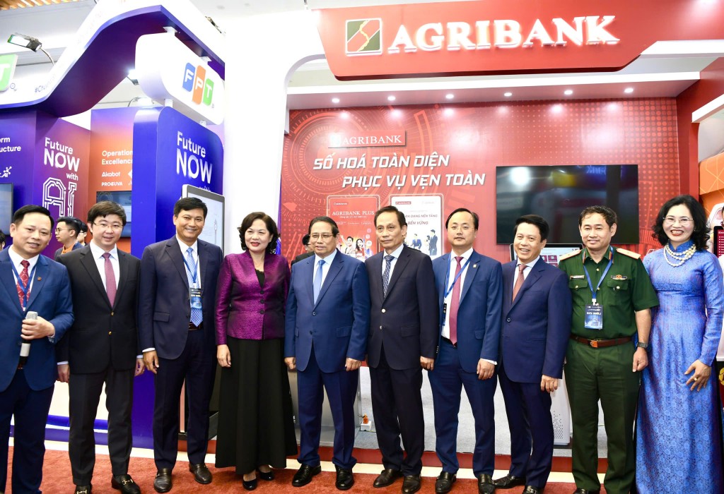 Thủ tướng Chính phủ Phạm Minh Chính, Thống đốc NHNN Nguyễn Thị Hồng chụp ảnh lưu niệm với Ban lãnh đạo Agribank