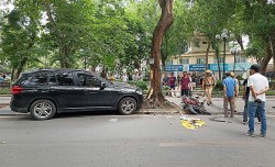 Hà Nội: Xế hộp BMV đâm xe máy, 2 nạn nhân phải nhập viện