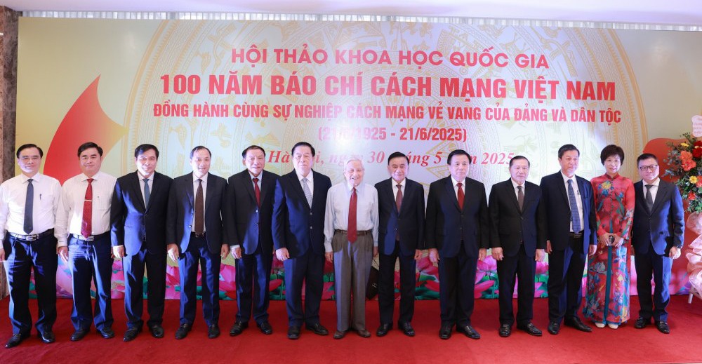 Ủy viên Bộ Chính trị, Thường trực Ban Bí thư Trần Cẩm Tú và các lãnh đạo Đảng, Nhà nước dự Hội thảo.