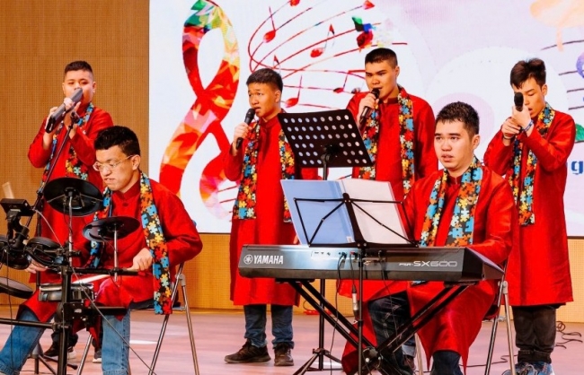 Trao yêu thương, gửi nụ cười