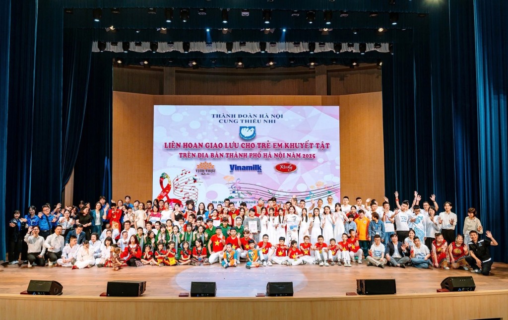 Trao yêu thương, gửi nụ cười