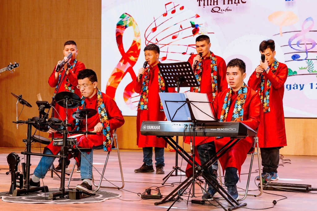 Trao yêu thương, gửi nụ cười