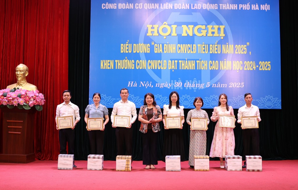 Biểu dương 33 gia đình công nhân, viên chức tiêu biểu năm 2025