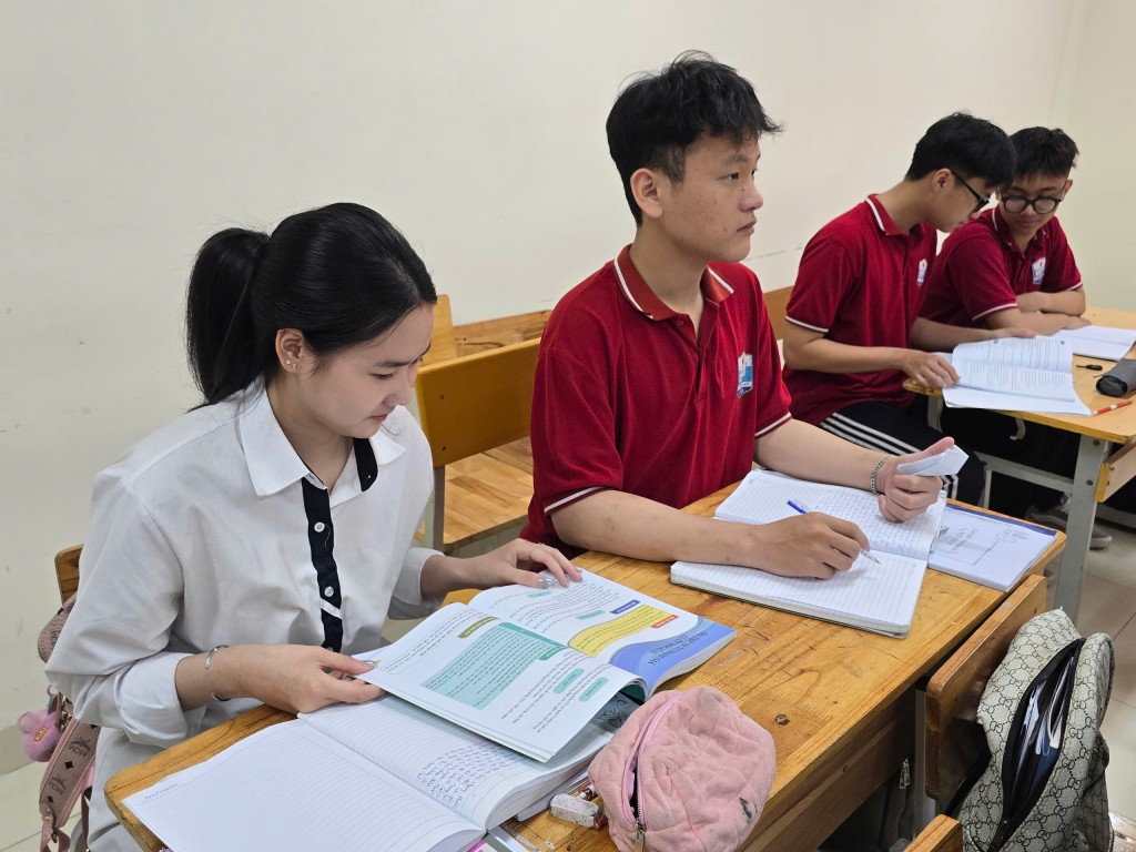 Cùng với thầy cô, cha mẹ luôn âm thầm phía sau con để lo cho các sĩ tử từng miếng ăn, giấc ngủ