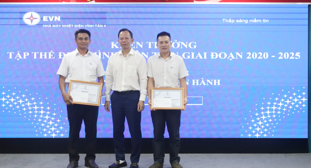 2 tập thể và 11 cá nhân có thành tích xuất sắc được tặng Giấy khen cho các tập thể, cá nhân điển hình tiên tiến giai đoạn 2020 – 2025