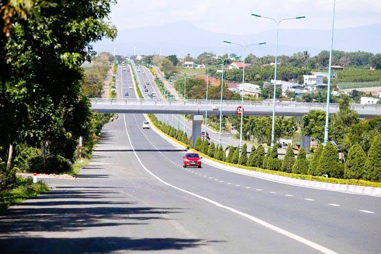 Cao tốc Bảo Lộc – Liên Khương không chỉ rút ngắn thời gian di chuyển, kết nối các trung tâm kinh tế mà còn thúc đẩy phát triển du lịch, dịch vụ, nâng cao đời sống người dân (Hình minh họa)
