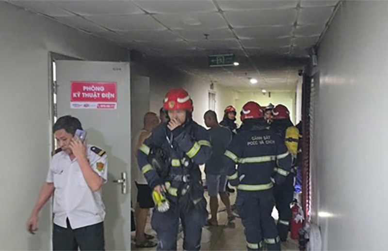 Cảnh sát PCCC và CNCH Công an TP Hà Nội nhanh chóng tới hiện trường xử lý vụ cháy căn hộ đêm 22/5