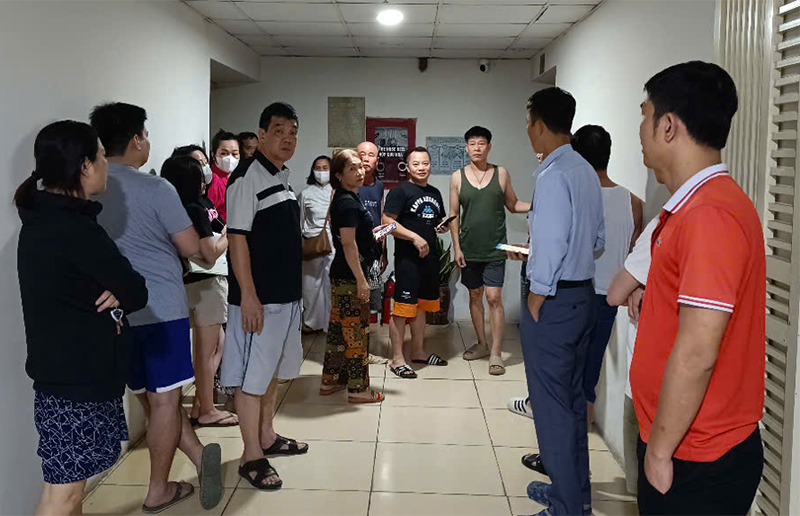 Cư dân chung cư Hoàng Gia bức xúc kéo lên căn hộ của chủ đầu tư yêu cầu làm việc