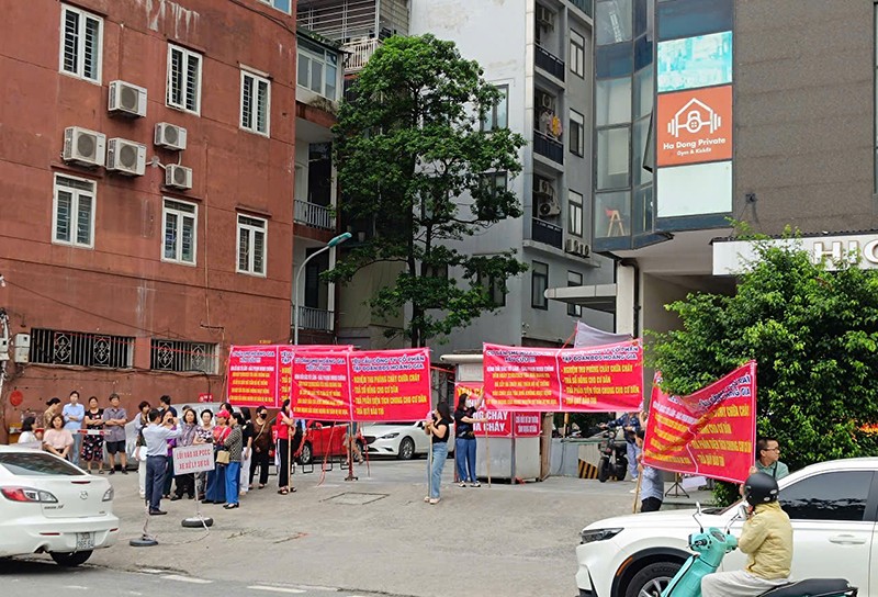 Không được chủ đầu tư giải quyết, nhiều người căng băng rôn yêu cầu nghiệm thu phòng cháy…